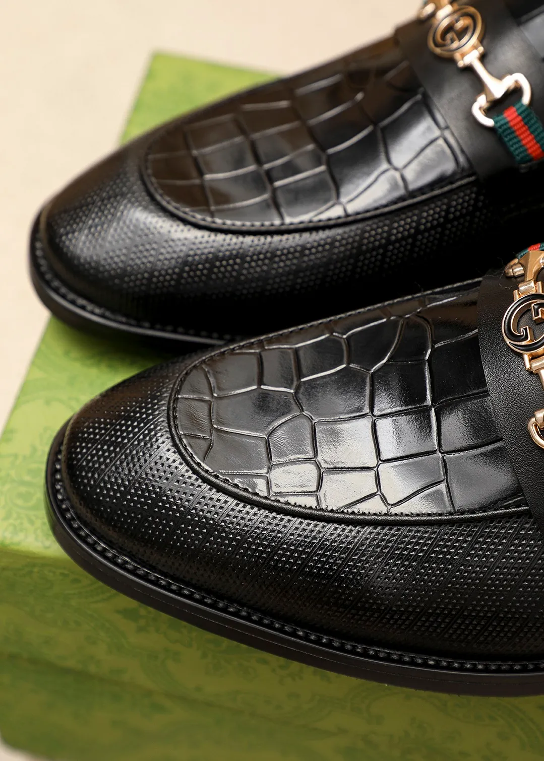 Men's shoes 💰442 💐 Product trademark: GUCCI "Gucci" casual leather shoes Regular size: 38-44 (45.46🉑️customized) Product materials: Selected imported first-layer calfskin embossed upper + luxury hardware buckle, imported small dyed cowhide leather lining. Strong three-dimensional visual effect, combined outsole Color: 1⃣️color optional